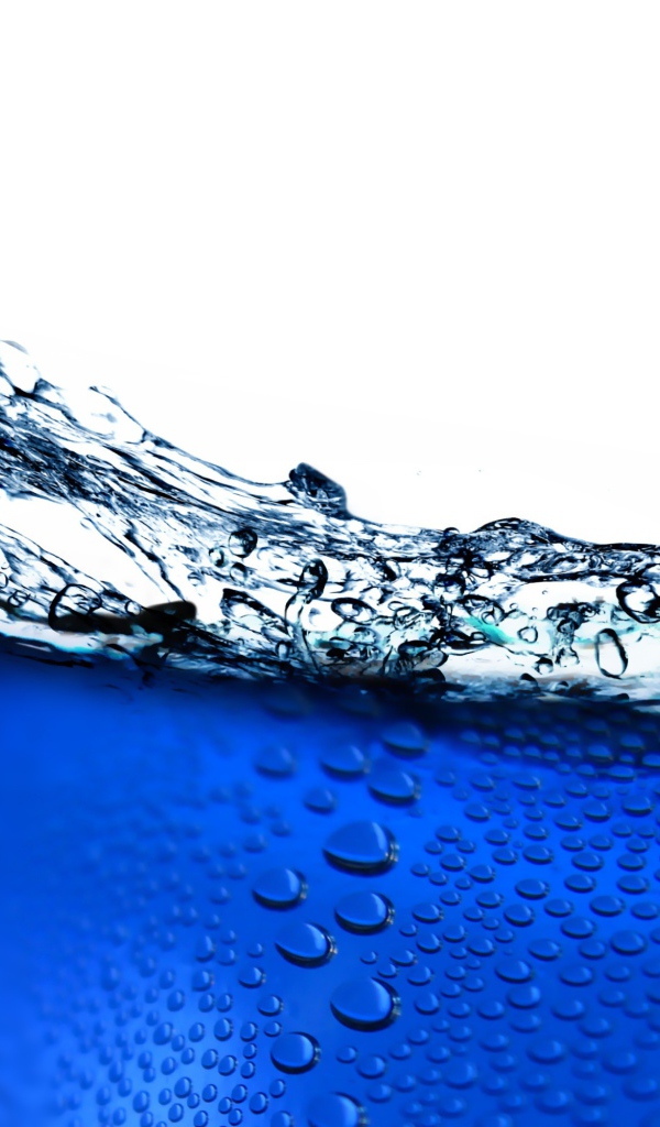 Пузыри воздуха в синей воде