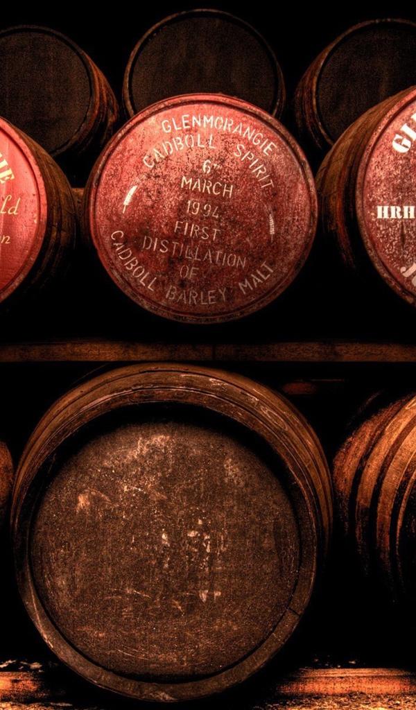 Бочки с шотландским виски на полках