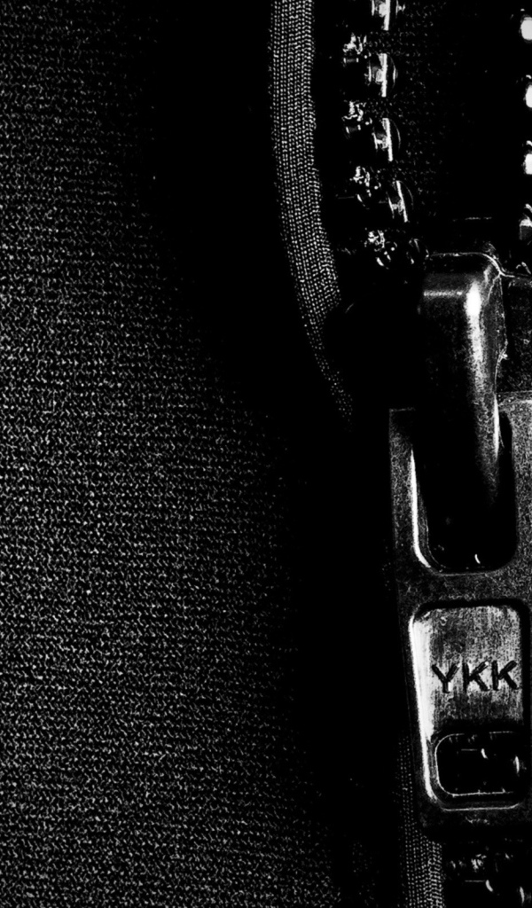 Черная молния на черной ткани