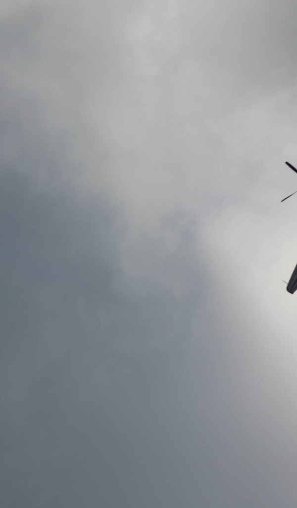 Черный самолет, серый фон