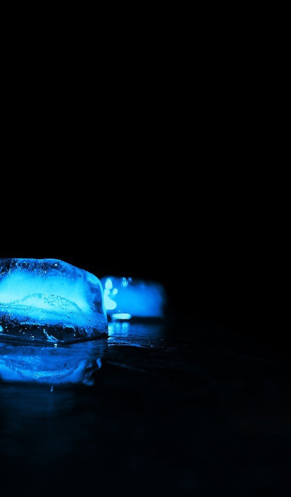 Голубые кубики льда на черном фоне