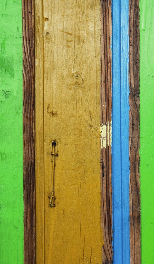 Доски окрашены в разные цвета