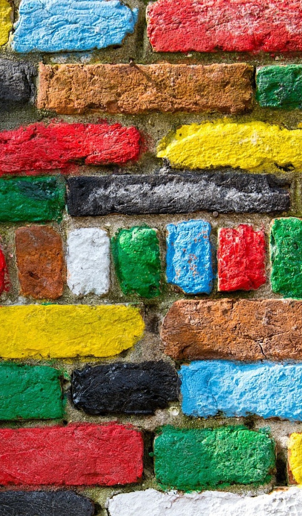 Яркие краски на кирпичах и трубе