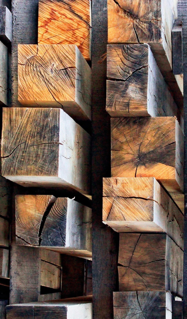 Аккуратная кладка деревянных брусков