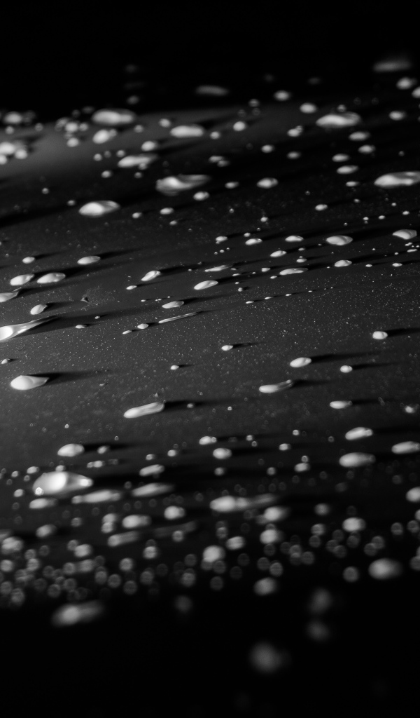 Крошки на черной поверхности