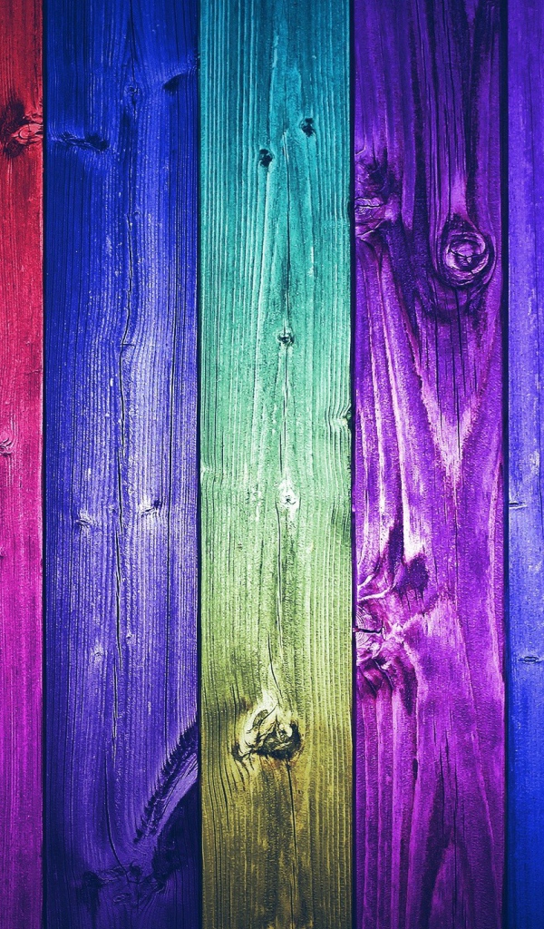 Забор из разноцветных досок