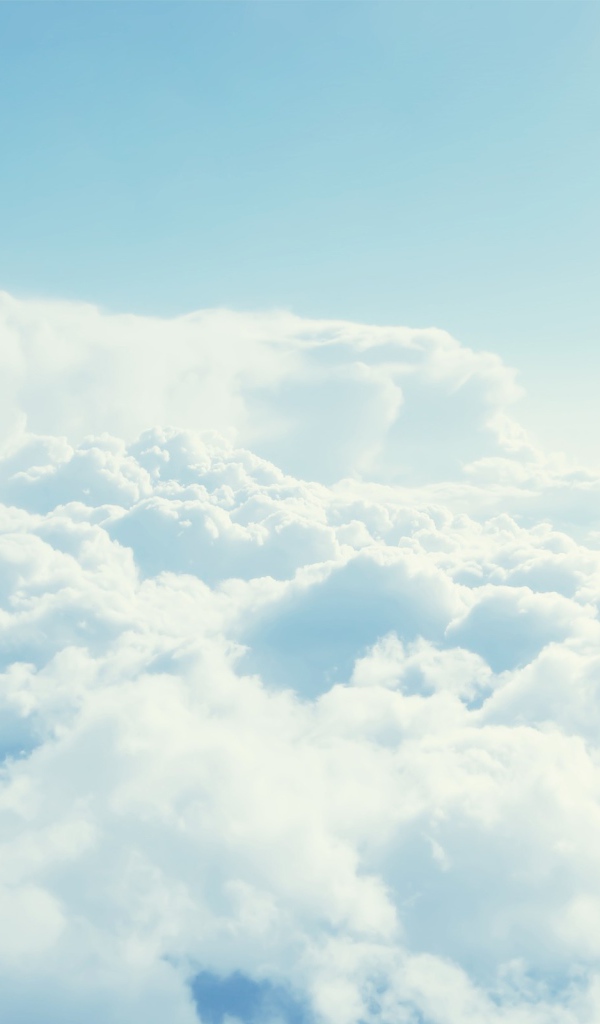 Полет над облаками, голубой фон