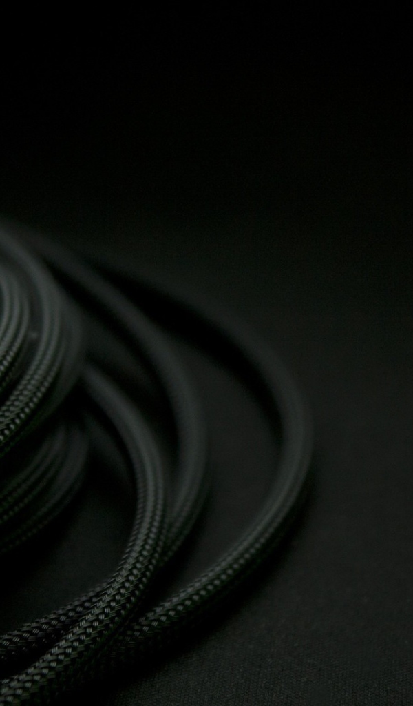 Зеленый провод среди черных