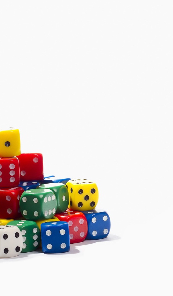 Горка разноцветных игральных костей