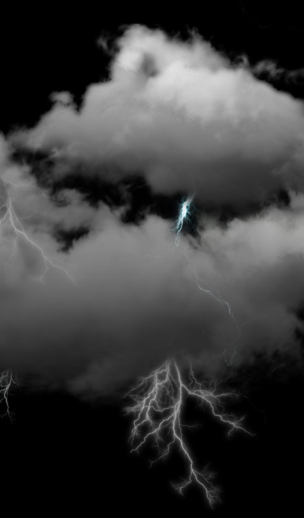 Молнии в пушистых белых облаках