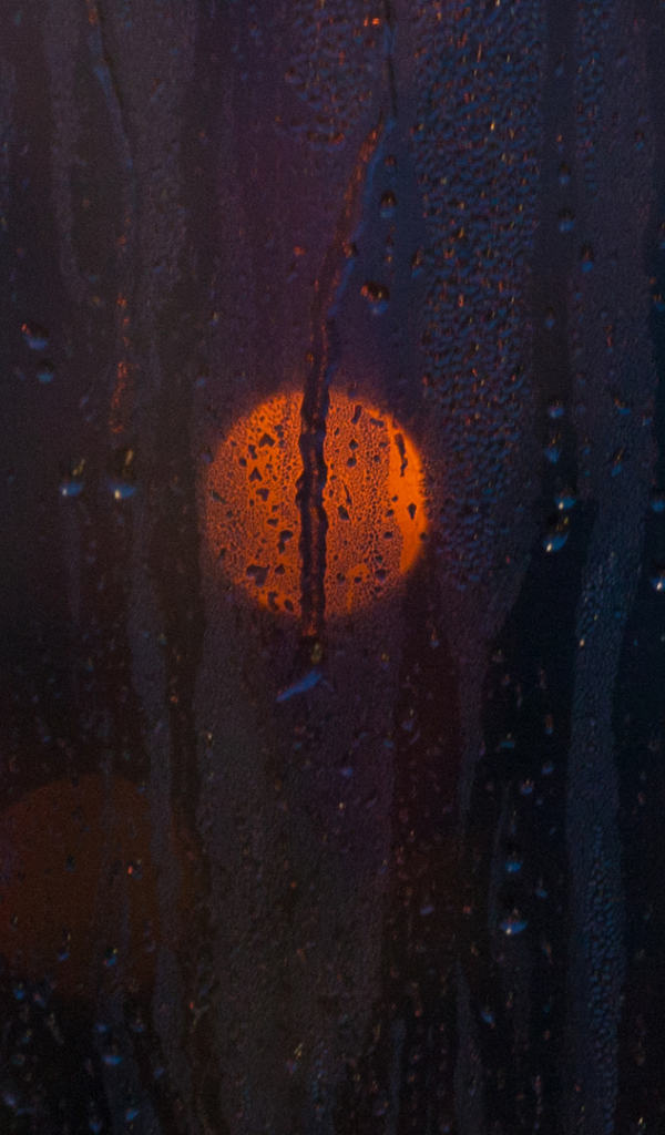 Огни за влажным стеклом