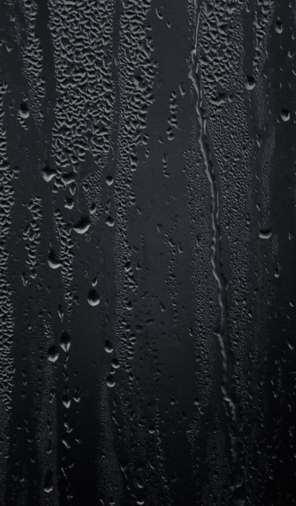 Влага на черном стекле