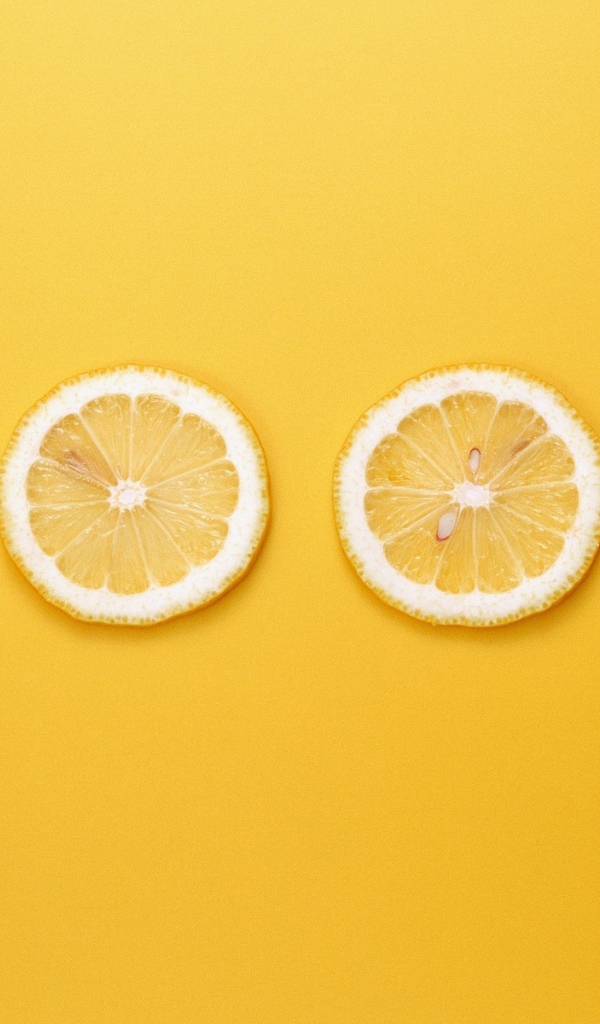 Кружки лимона, желтый фон