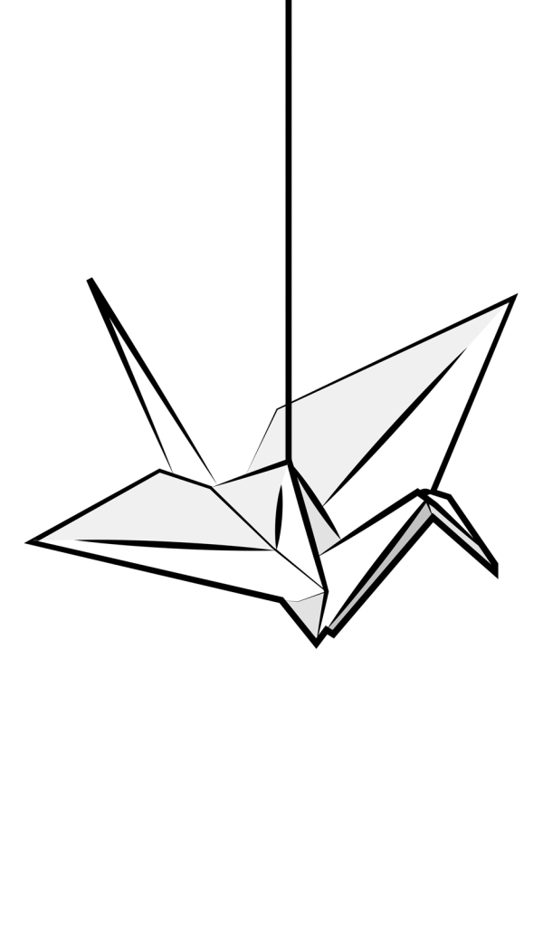 Журавлик оригами на нитке, белый фон