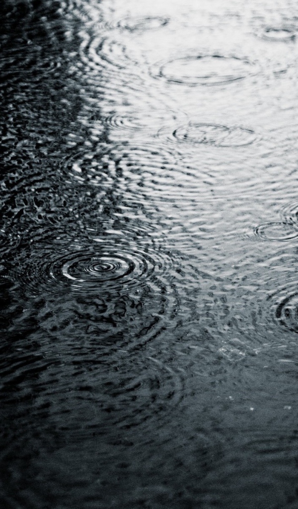 Дождевая вода на асфальте, черный фон