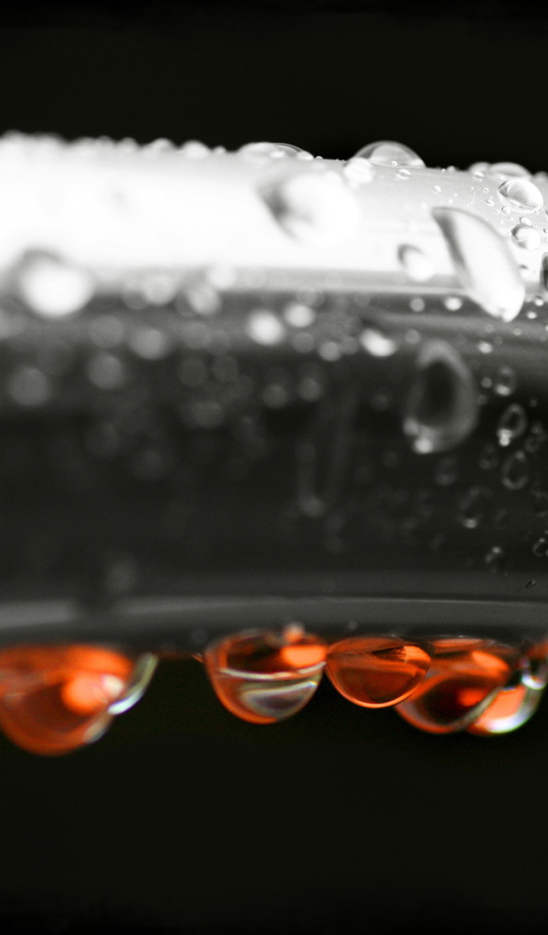 Красные капли на черном фоне