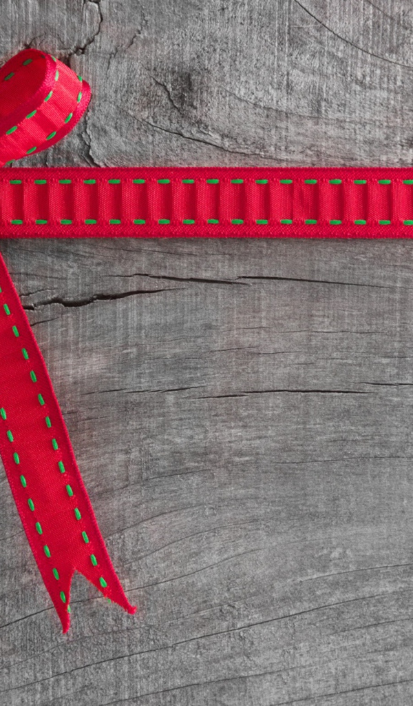 Красный бант не серой доске