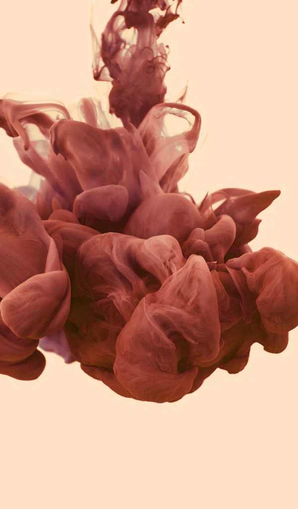 Красный дым на светлом фоне