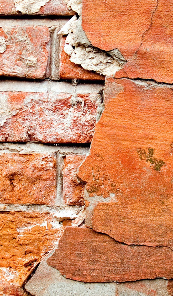 Осыпавшаяся красная штукатурка