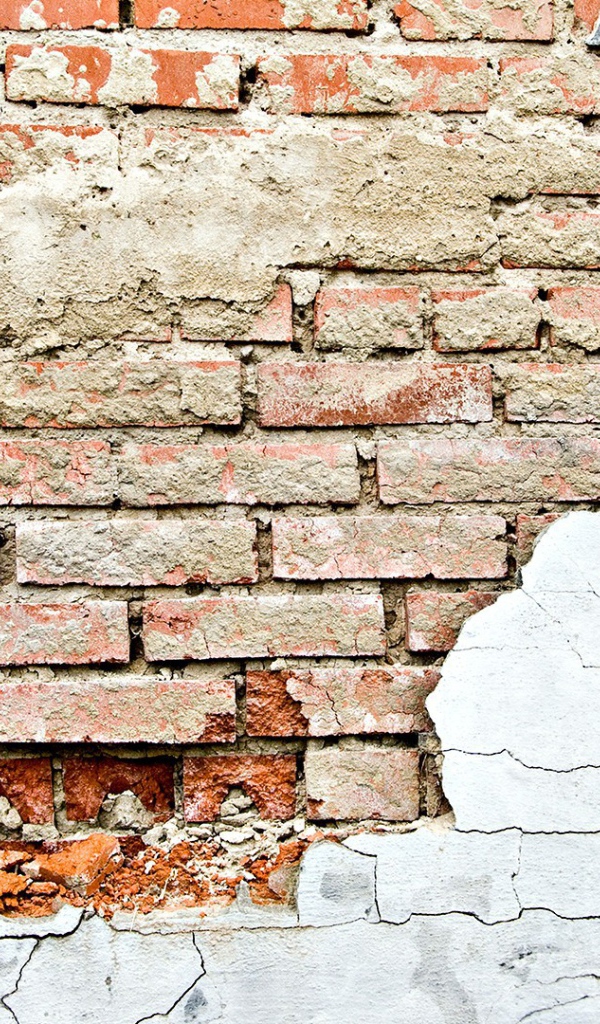 Осыпавшаяся белая штукатурка