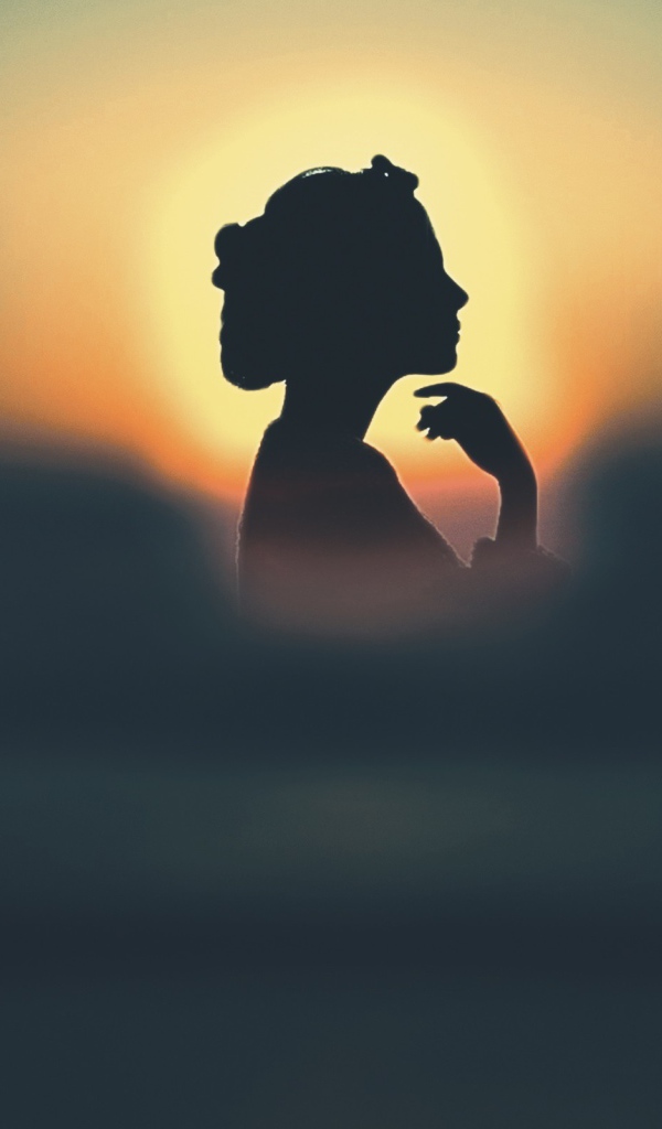 Силуэт девушки на фоне солнца