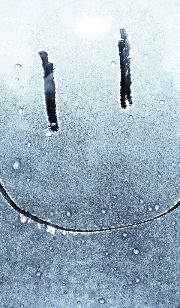 Смайлик на замерзшем стекле