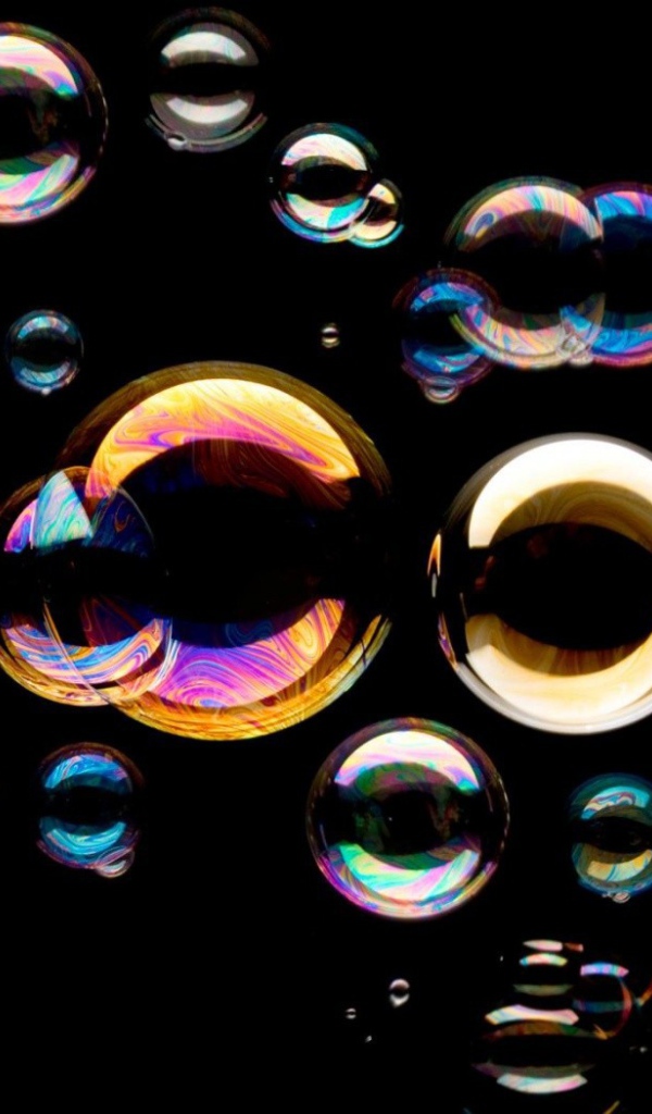 Мыльные пузыри на черном фоне
