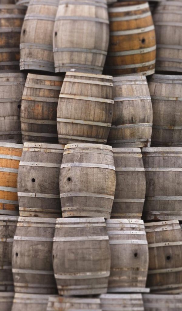 Стопки бочек друг на друге