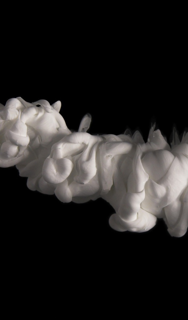 Полоса из белого дыма на черном фоне