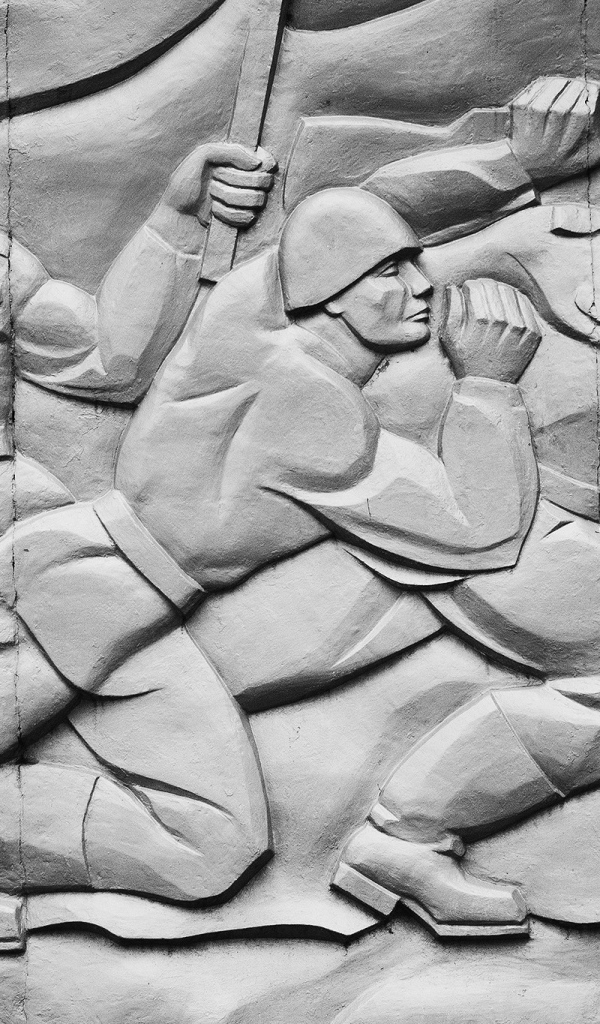 Барельеф с солдатами Второй мировой войны