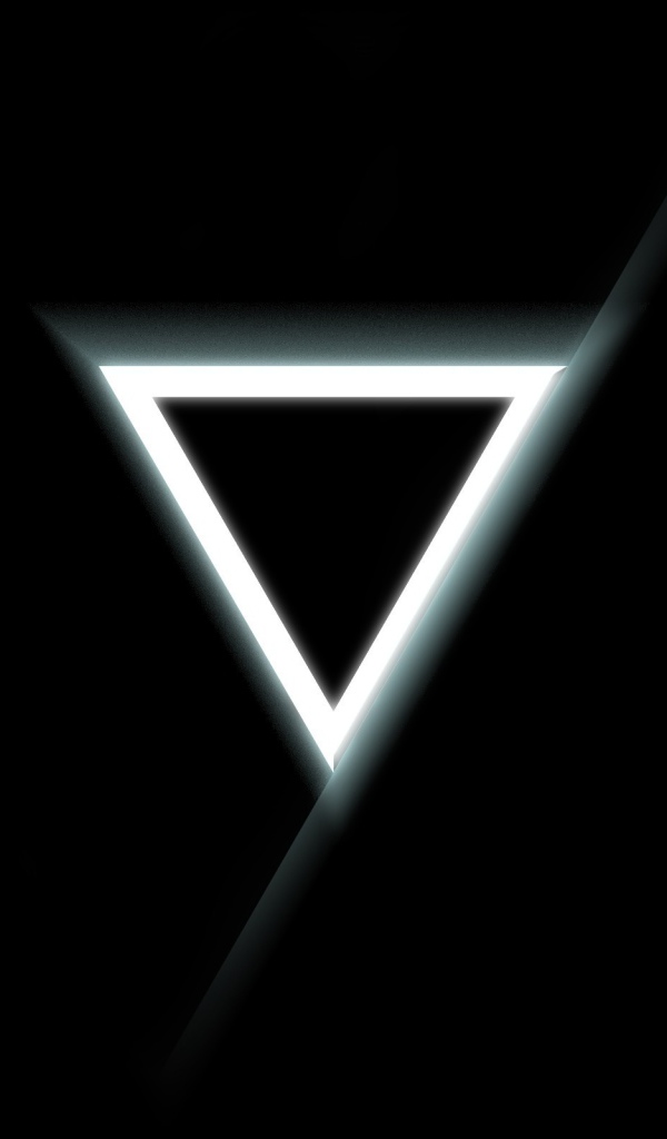 Белый треугольник на черном фоне