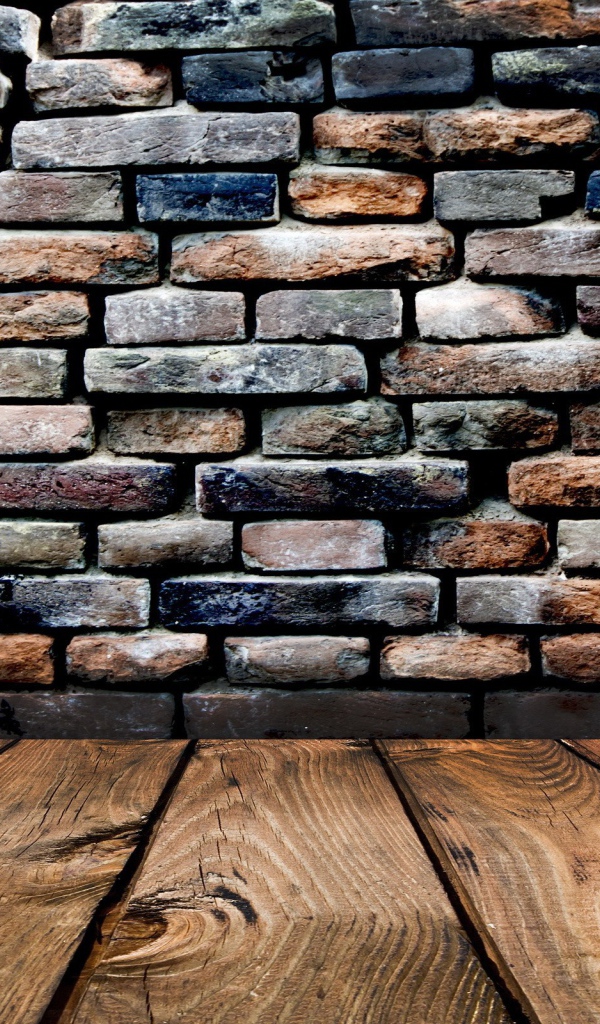 Деревянный пол, кирпичная стена