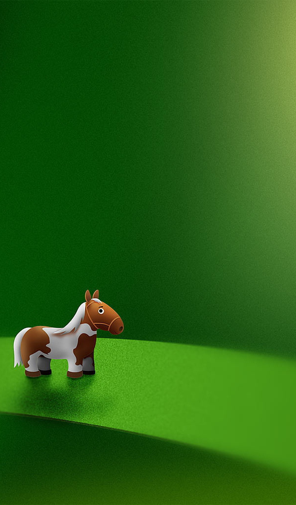 Игрушка лошадь на зеленом фоне