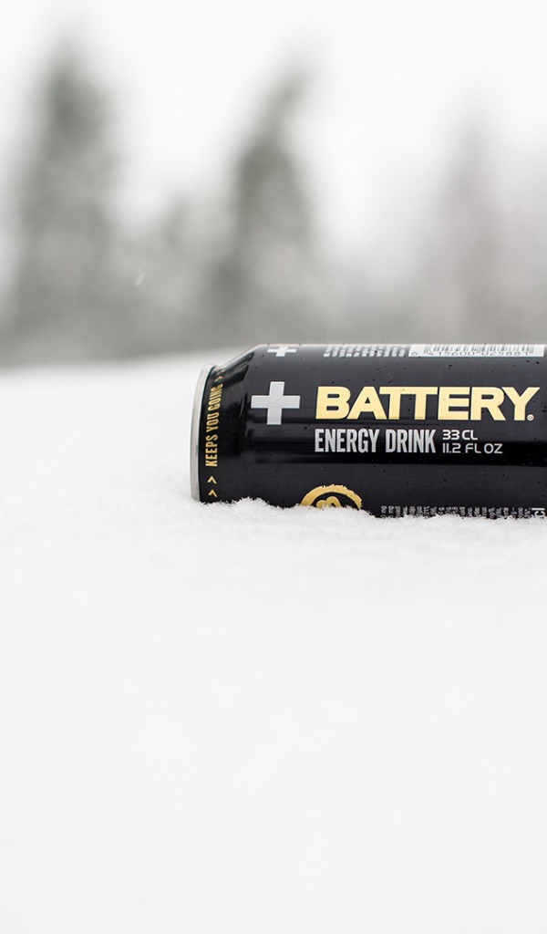 Банка энергетика на снегу