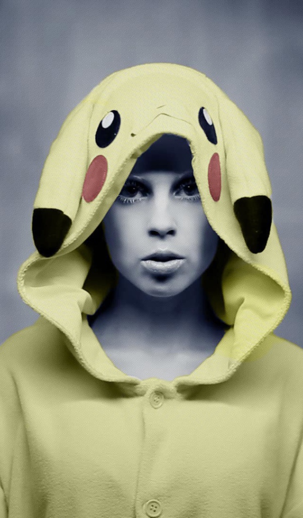 Девушка в накидке покемона