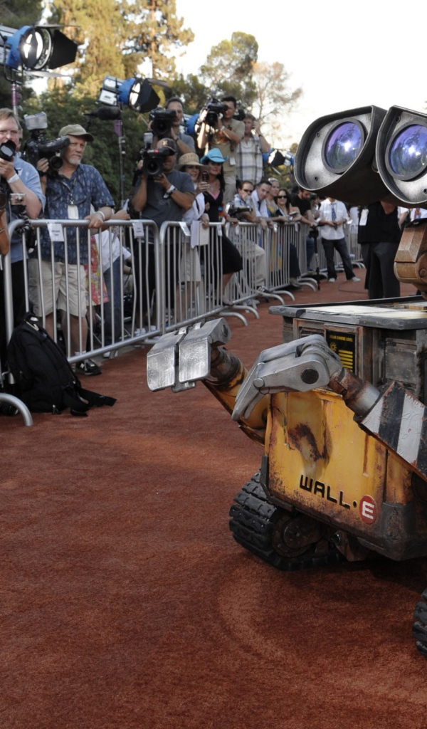 Робот WALL·E перед фанатами