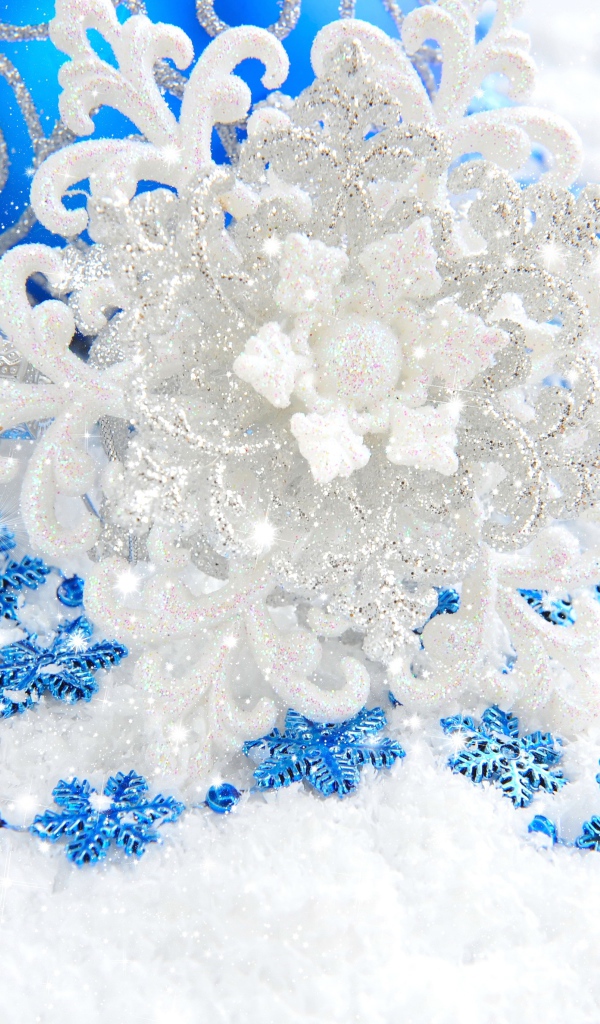 Синие и белая снежинки