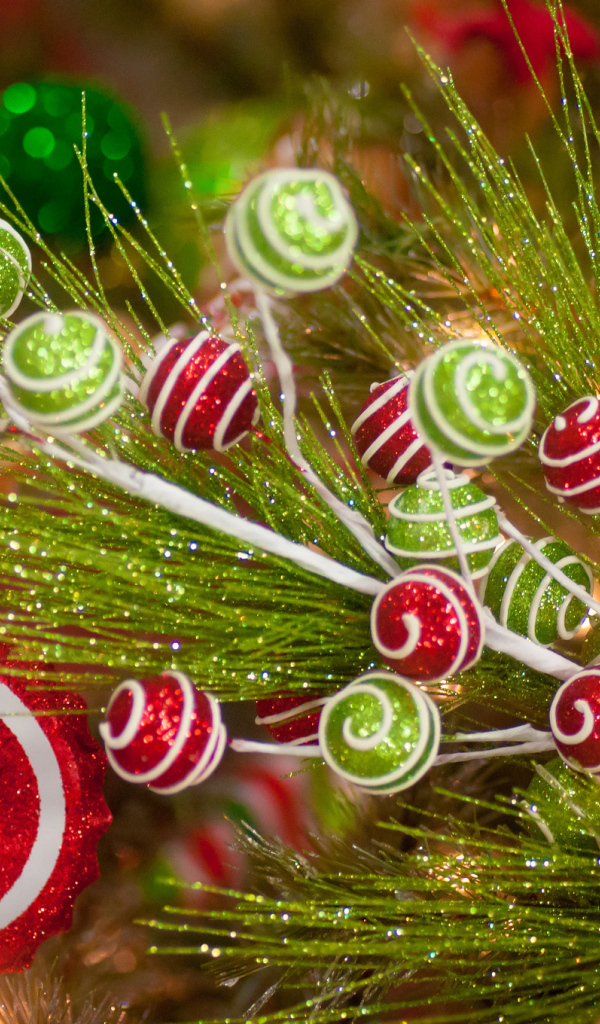 Декоративная ветка с игрушками