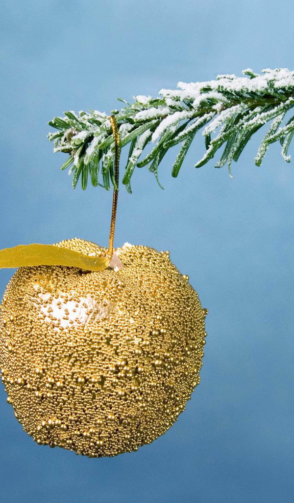 Золотое яблоко на елке