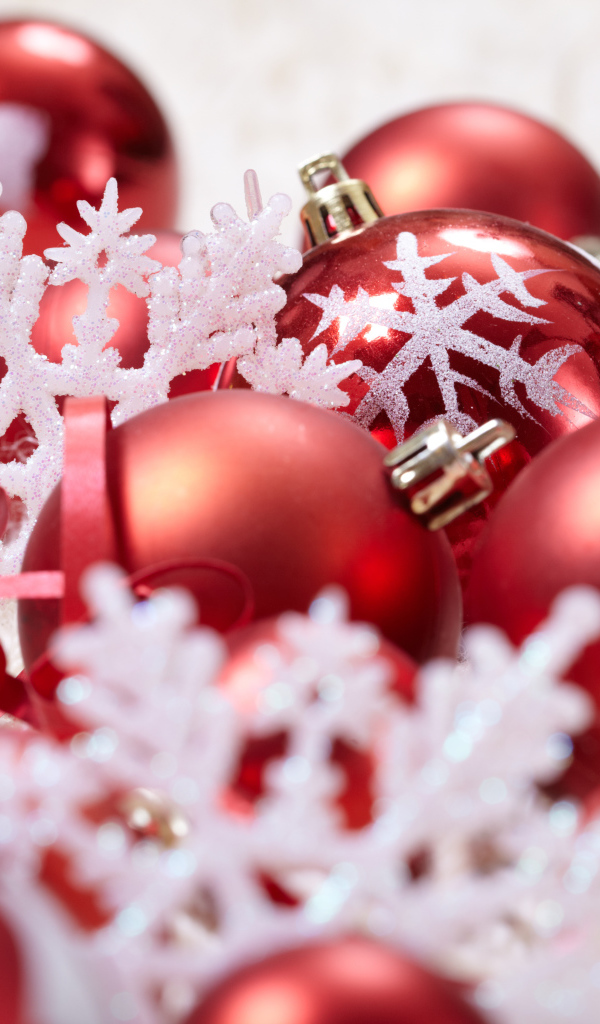 Красные шары и белые снежинки