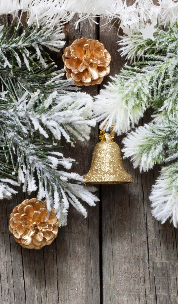 Игрушки на старом заборе