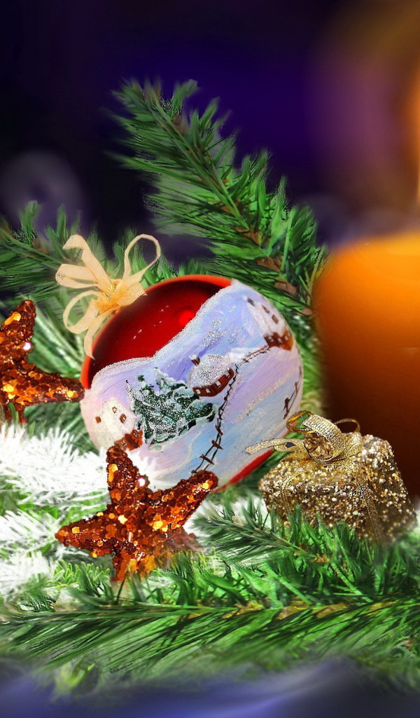 Свеча на ветке елки