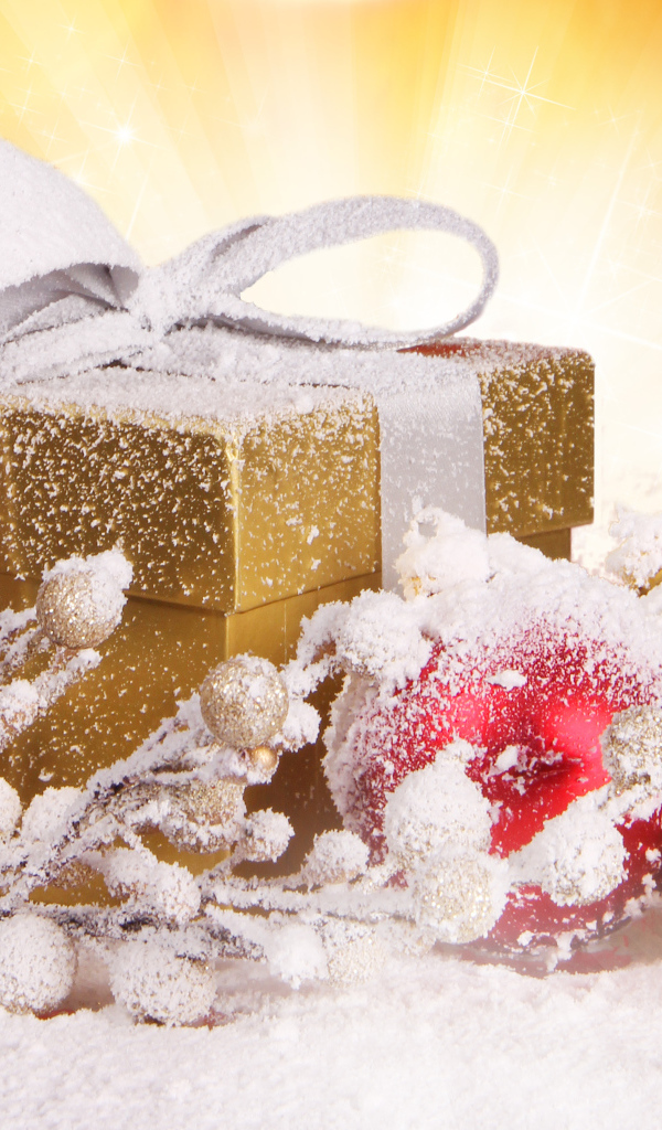 Золотая коробка с подарком