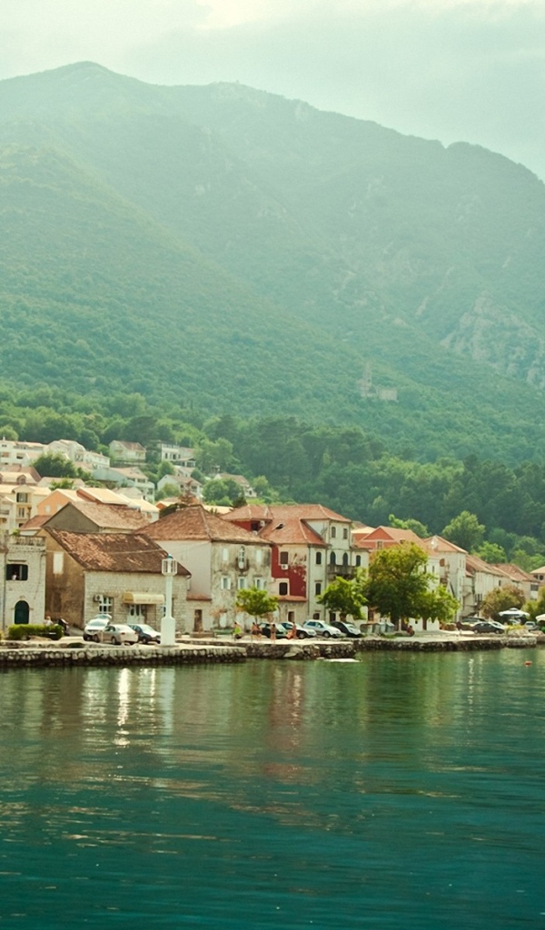 Небольшой старинный город на берегу у подножия горы