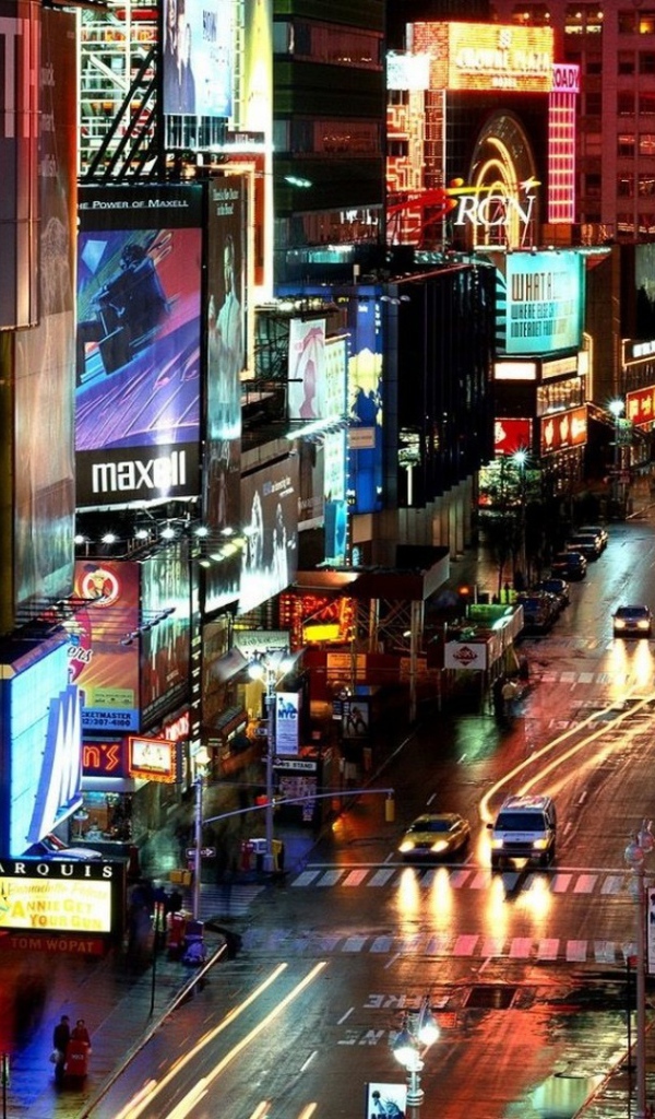 Реклама на небоскребах в большом городе