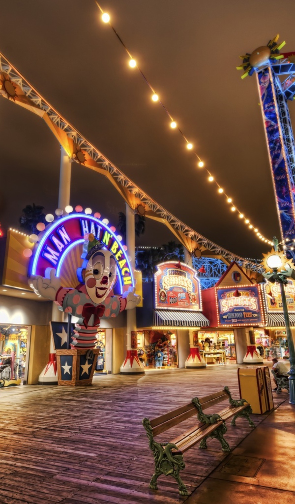 Аллея в парке развлечений