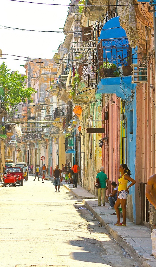 Старинные дома на улице в Гаване