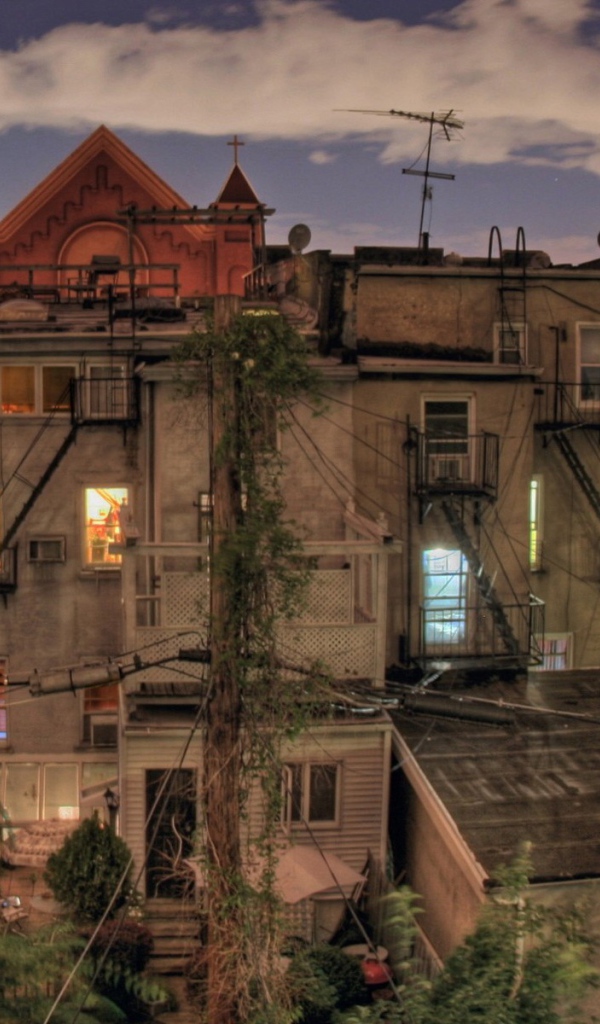 Задний дворик жилого дома