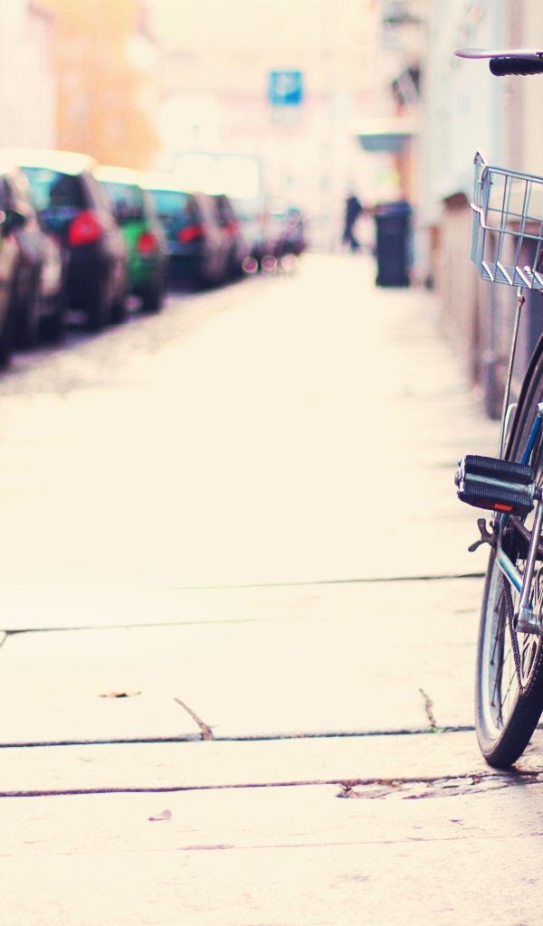 Голубой велосипед у стены