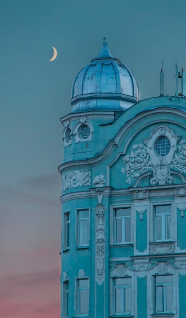 Голубое здание на фоне вечернего неба
